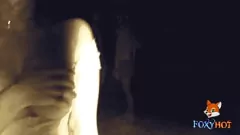 Play Exhibiendome en la playa de noche mostrando mi pussy y tetas a desconocidos en la playa